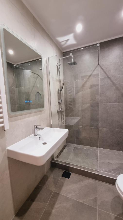 Grove Apartment + Free Parking Novi Sad Bagian luar foto