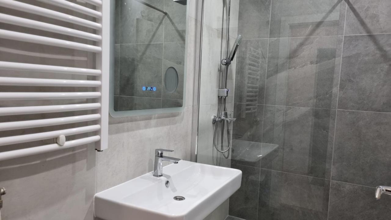 Grove Apartment + Free Parking Novi Sad Bagian luar foto